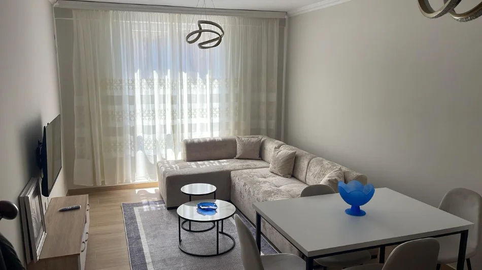 Tirane, jepet me qera 1+1 , (rruga e dibres)