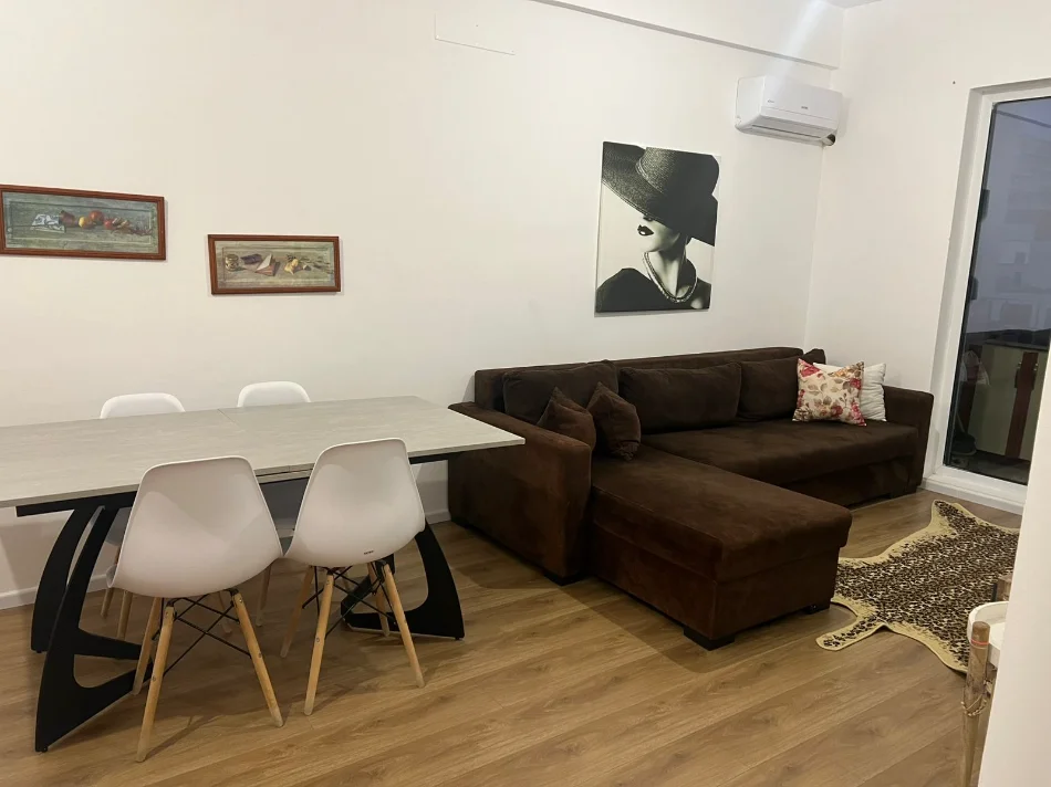 Tirane, jepet me qera apartament 1+1 , 400 € (fresk)