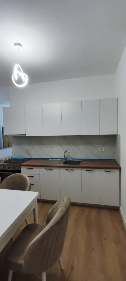 Tirane, jepet me qera apartament 1+1 Kati 5, 85 m² 700 € (Rruga Islam Alla tek mulliri, Rruga Kavajes)