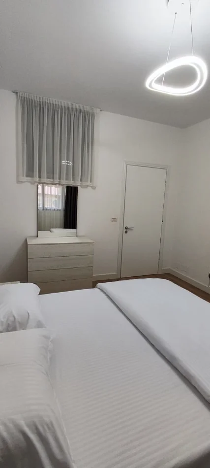 Tirane, jepet me qera apartament 1+1 Kati 5, 85 m² 700 € (Rruga Islam Alla tek mulliri, Rruga Kavajes)
