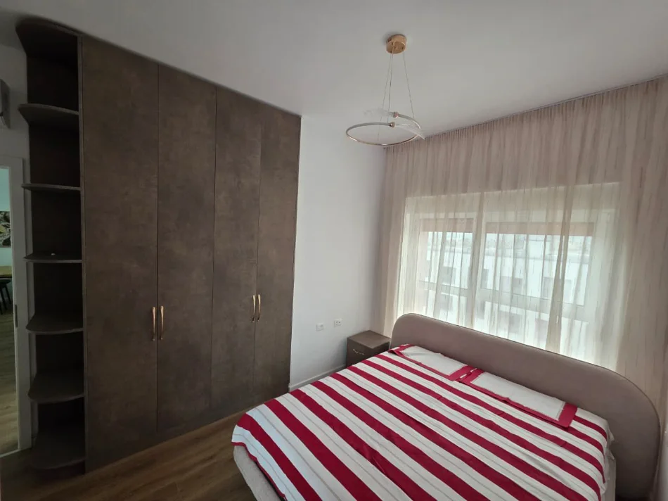 Tirane, jepet me qera apartament 2+1 Kati 8, (Ali Demi)