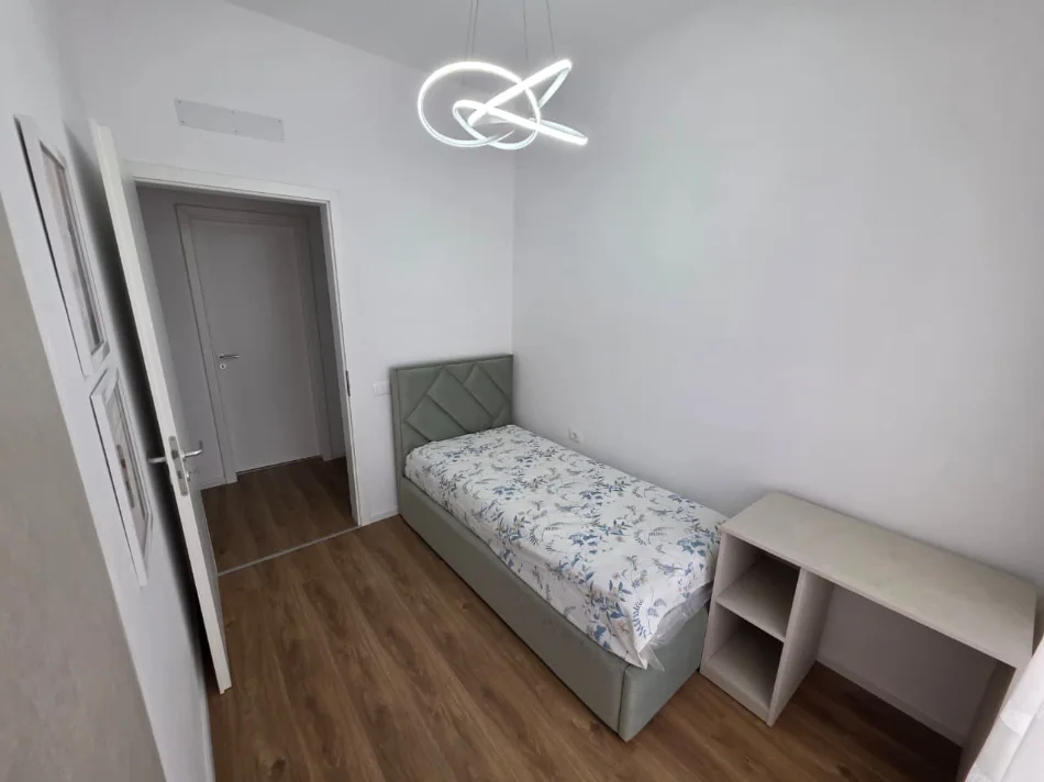 Tirane, jepet me qera apartament 2+1 Kati 8, (Ali Demi)