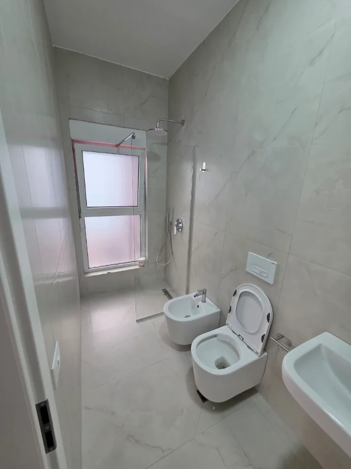 Tirane, jepet me qera apartament 2+1 Kati 8, (Ali Demi)