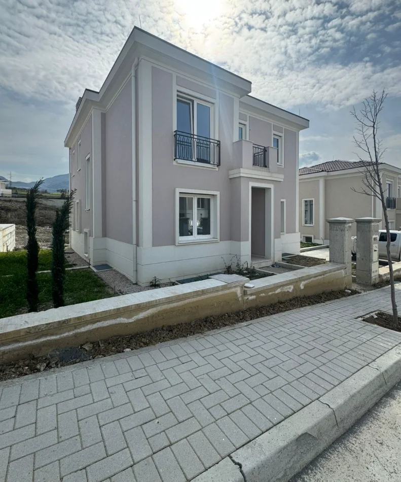 Tirane, shitet Vile , 353 m² 1.050.000 € (teg)