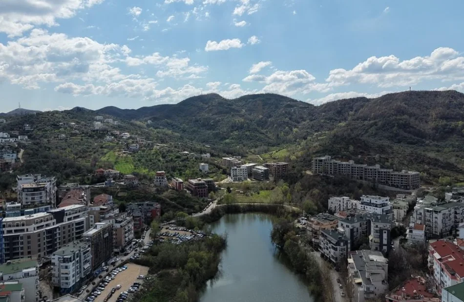 Tirane, shitet apartament 2+1+Ballkon , 145 m² 260.000 € (liqeni artificial)