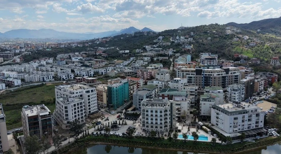 Tirane, shitet apartament 2+1+Ballkon , 145 m² 260.000 € (liqeni artificial)