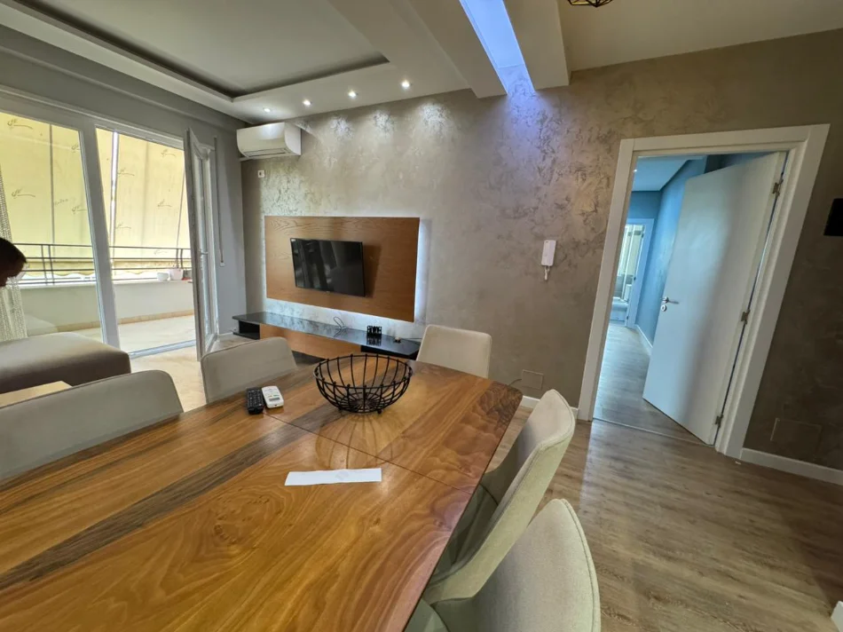 Tirane, jepet me qera apartament 2+1+Ballkon Kati 5, 105 m² 800 € (Rr: Bill Klinton)