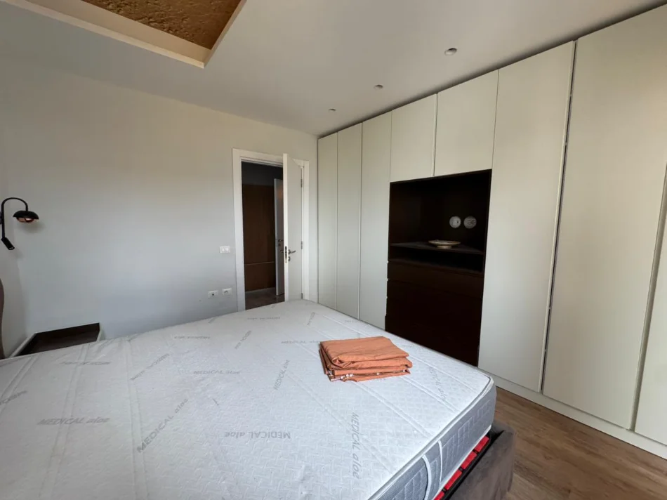 Tirane, jepet me qera apartament 2+1+Ballkon Kati 5, 105 m² 800 € (Rr: Bill Klinton)
