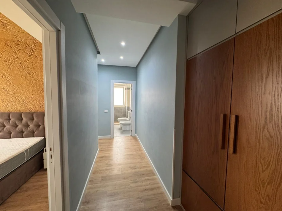 Tirane, jepet me qera apartament 2+1+Ballkon Kati 5, 105 m² 800 € (Rr: Bill Klinton)