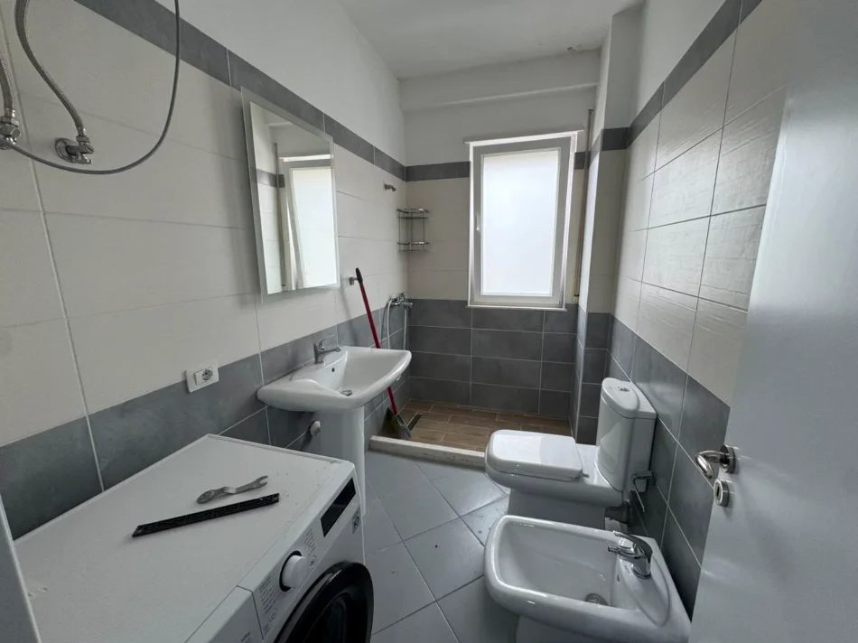 Tirane, jepet me qera apartament 2+1+Ballkon Kati 5, 105 m² 800 € (Rr: Bill Klinton)