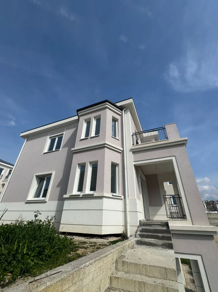 Tirane, shitet Vile 3 Katshe Kati 3, 523 m² 1.050.000 € (Collina Verde, Lunder)