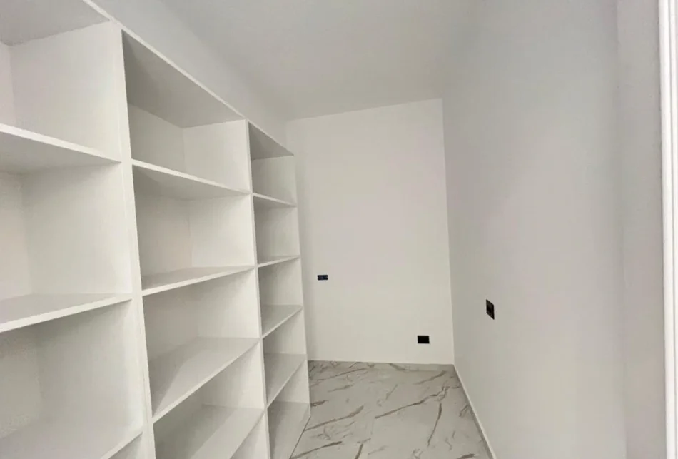 shitet 4+1 , 520 m²