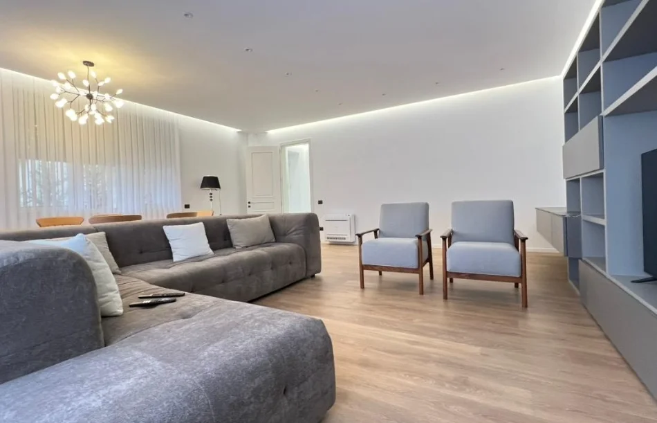 shitet 4+1 , 520 m²