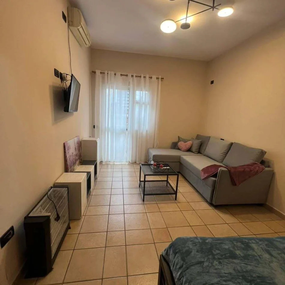 Tirane, jepet me qera apartament 1+1+Aneks+Ballkon Kati 4, 75 m² 450 mije leke