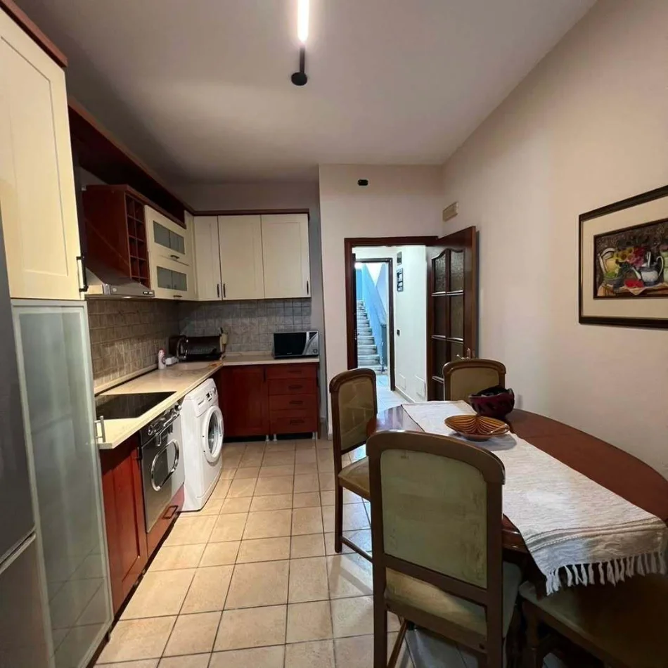Tirane, jepet me qera apartament 1+1+Aneks+Ballkon Kati 4, 75 m² 450 mije leke
