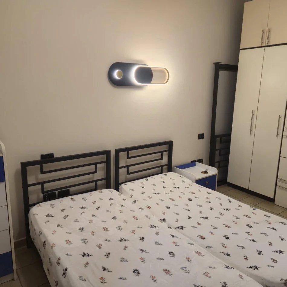 Tirane, jepet me qera apartament 1+1+Aneks+Ballkon Kati 4, 75 m² 450 mije leke
