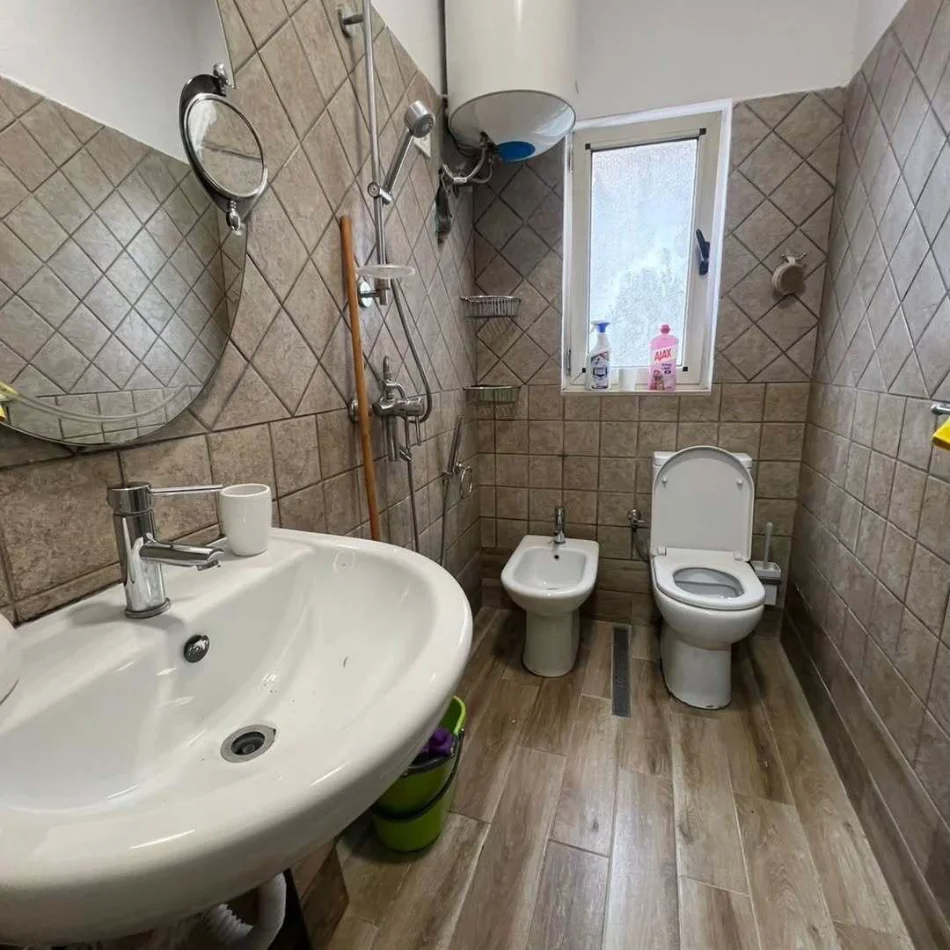Tirane, jepet me qera apartament 1+1+Aneks+Ballkon Kati 4, 75 m² 450 mije leke