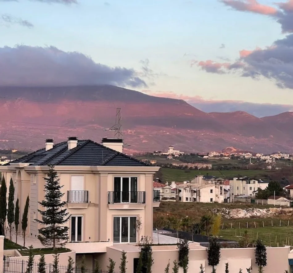 Tirane, shitet Vile 2 Katshe , 900 m² 2.700.000 € (mjull bathore)
