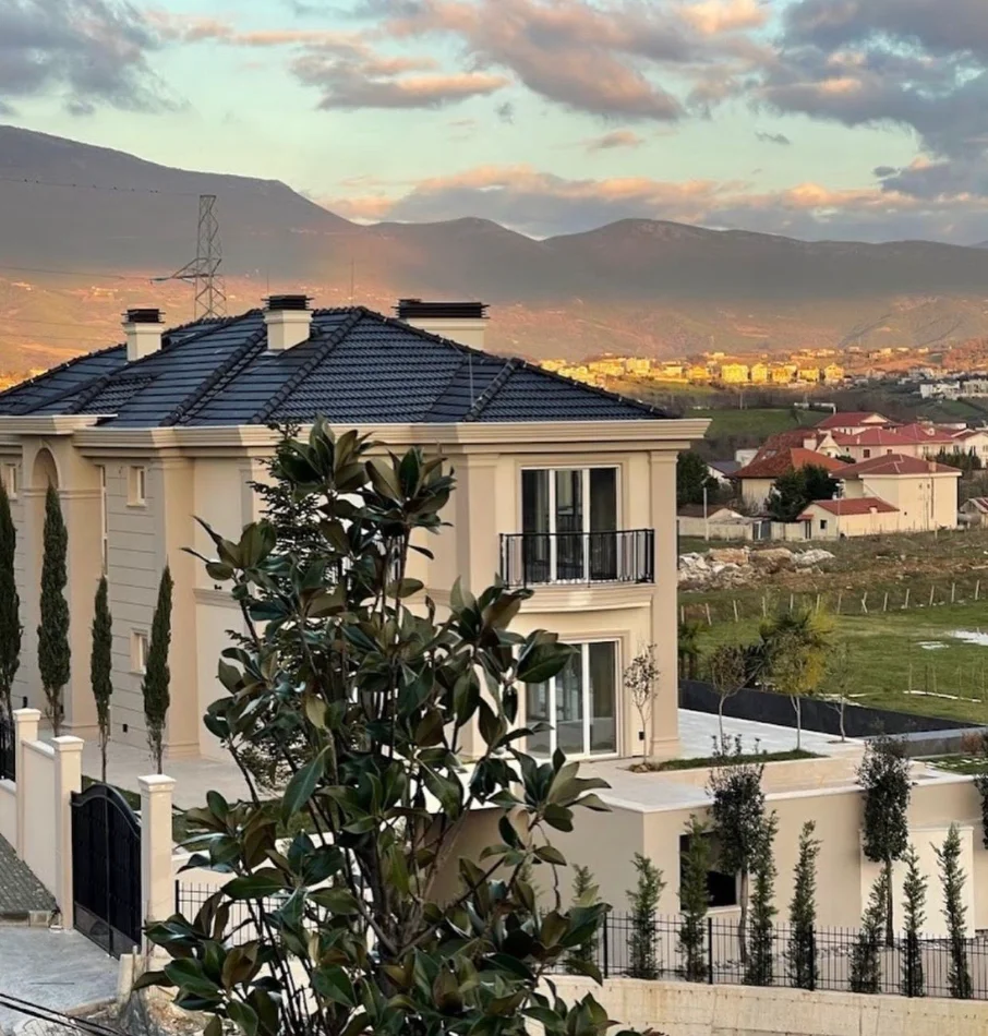 Tirane, shitet Vile 3 Katshe Kati 3, 874 m² 2.700.000 € (Mjull-Bathore, pranë TEG)