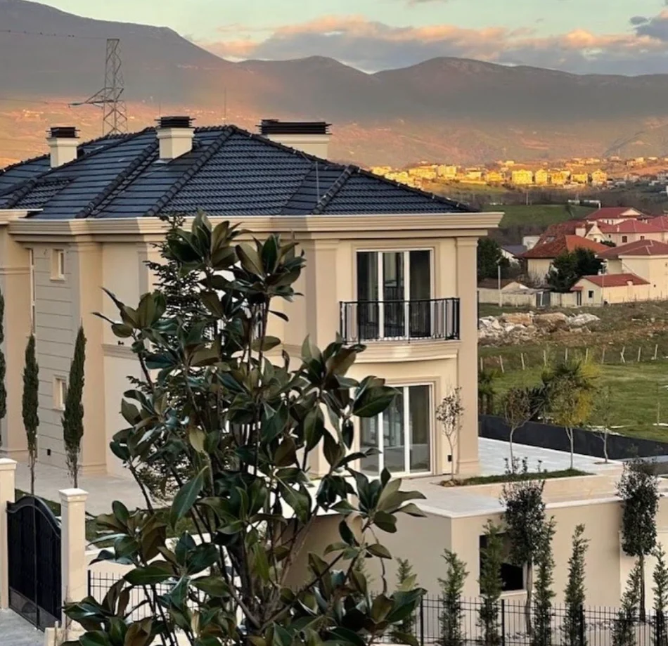 Tirane, shitet Vile 2 Katshe , 900 m² 2.700.000 € (mjull bathore)