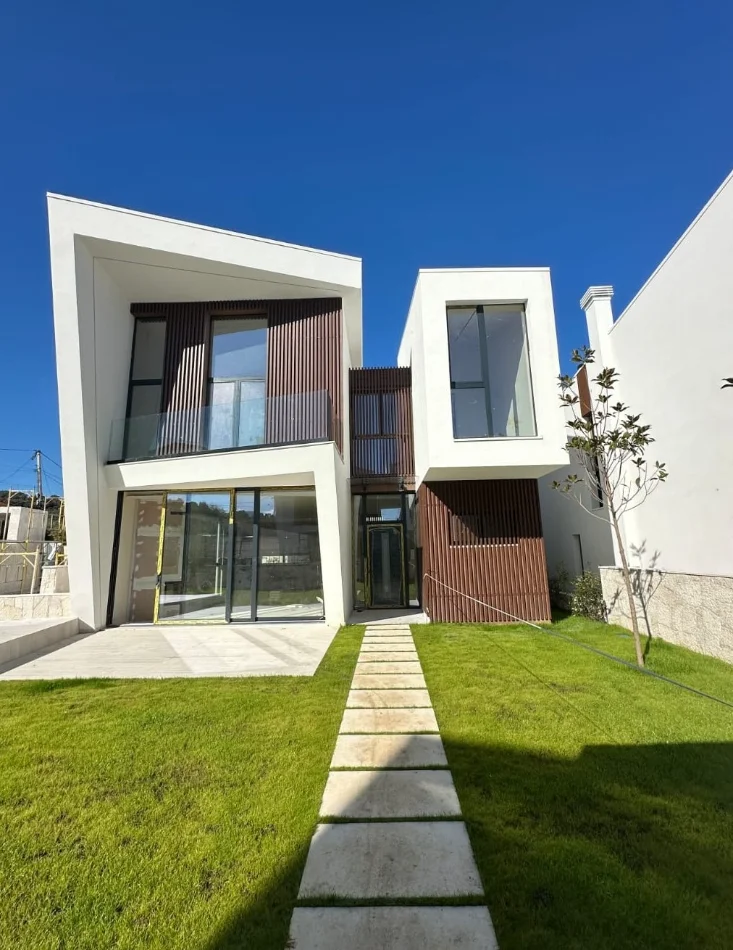 Tirane, shitet Vile 4+1+Ballkon , 780.000 € (teg)
