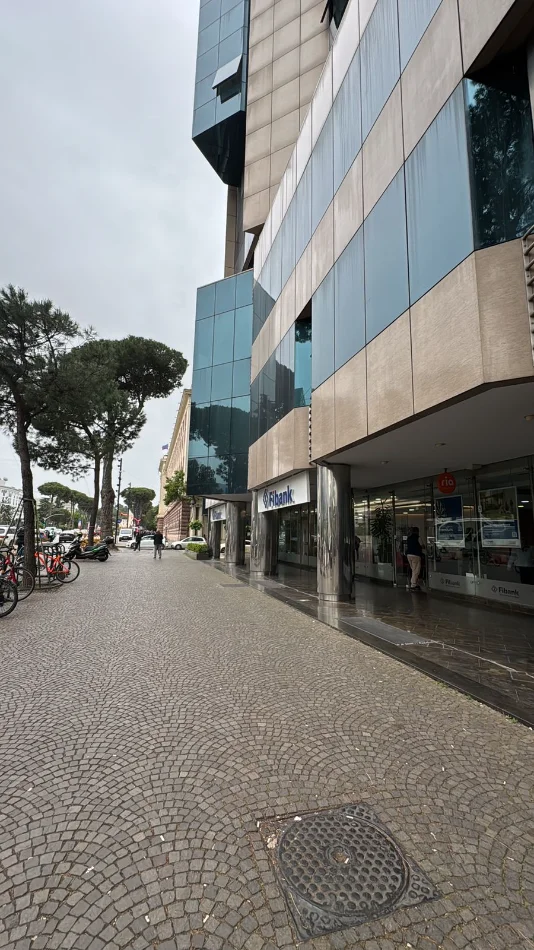 Tirane, jepet me qera zyre Kati 15, 200 m² 4.500 € (BULEVARDI DESHMORET E KOMBIT)