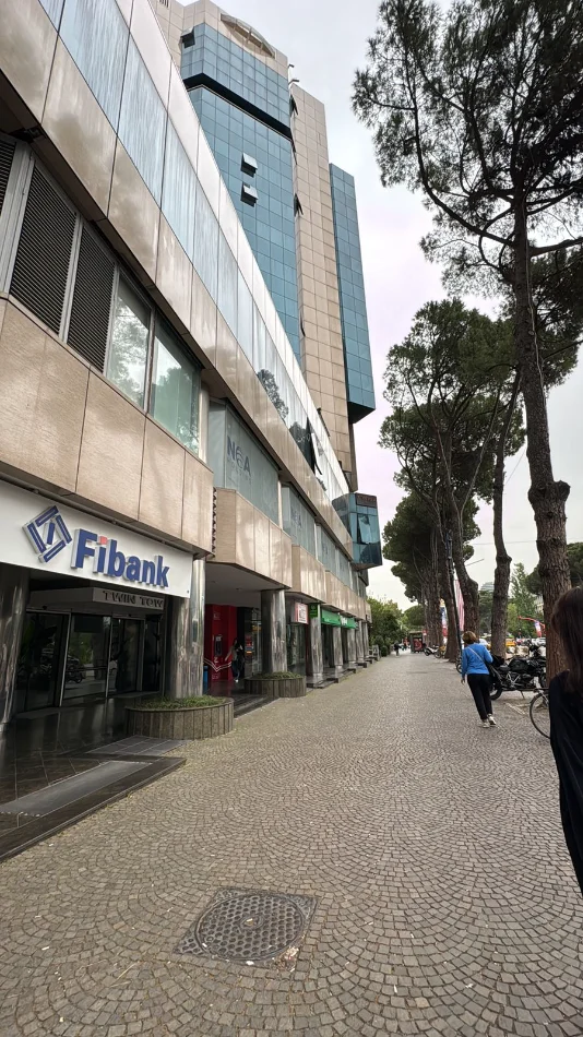Tirane, jepet me qera zyre Kati 15, 200 m² 4.500 € (BULEVARDI DESHMORET E KOMBIT)
