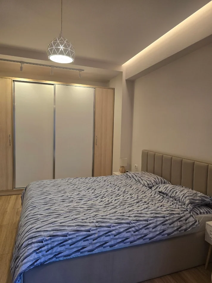 Tirane, jepet me qera apartament 2+1 Kati 3, 110 m² 900 € (rezidenca marga)