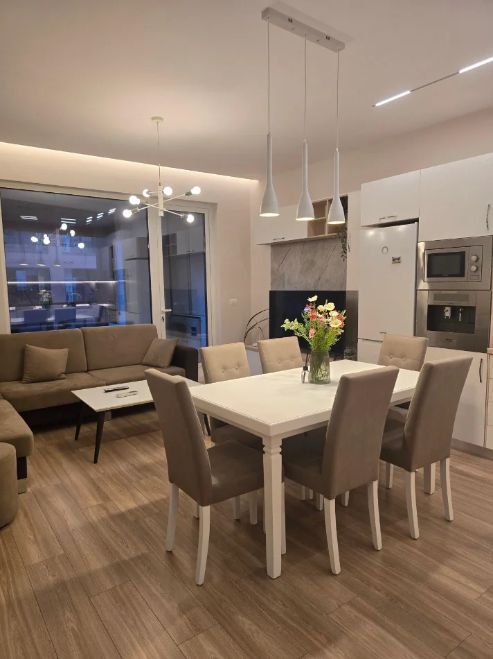 Tirane, jepet me qera apartament 2+1 Kati 3, 110 m² 900 € (rezidenca marga)
