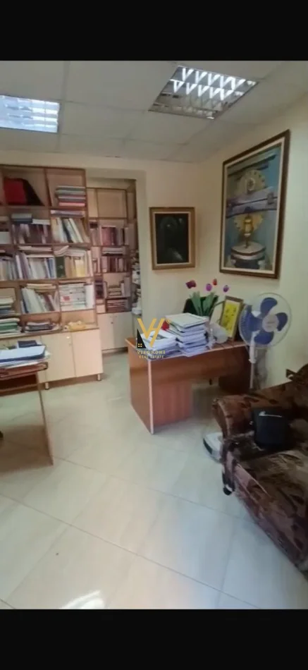 Tirane, jepet me qera zyre Kati 0, 35 m² 470 € (RRUGA FORTUZI)