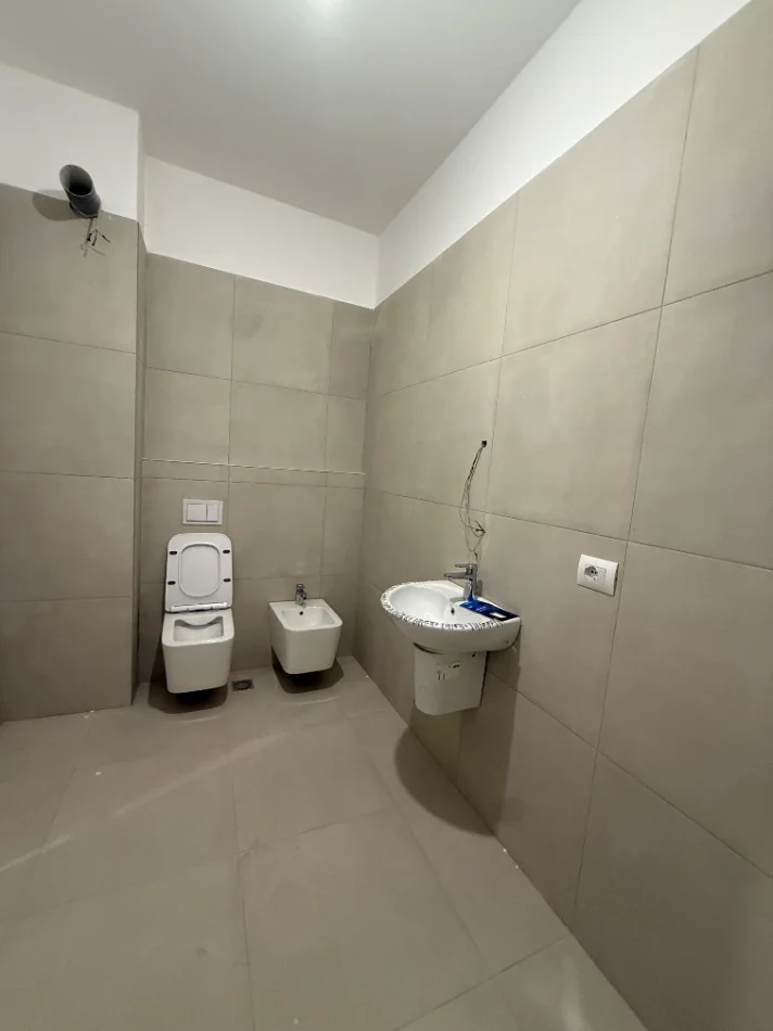 Tirane, jepet me qera apartament 3+1 Kati 2,  100.000 LEKE (RRUGA E BARRIKADAVE)
