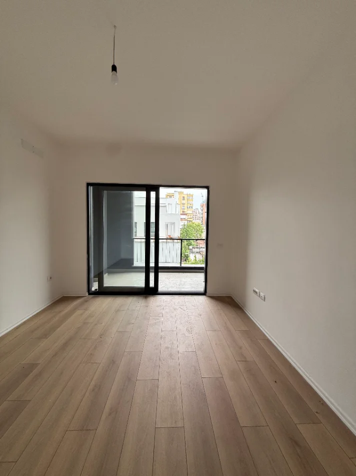 Tirane, jepet me qera apartament 3+1 Kati 2,  100.000 LEKE (RRUGA E BARRIKADAVE)