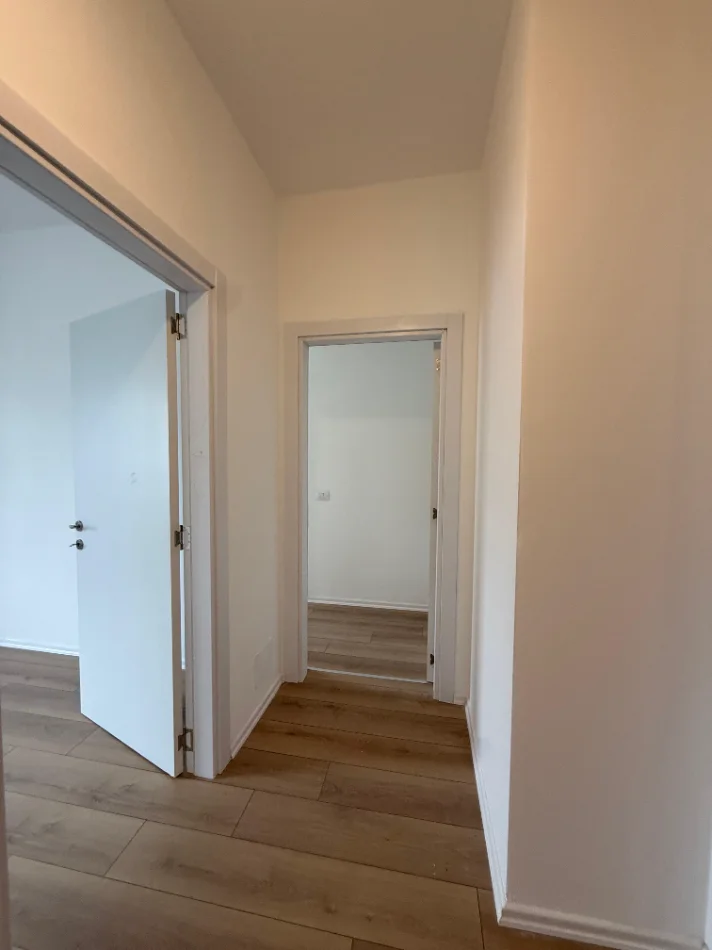 Tirane, jepet me qera apartament 3+1 Kati 2,  100.000 LEKE (RRUGA E BARRIKADAVE)