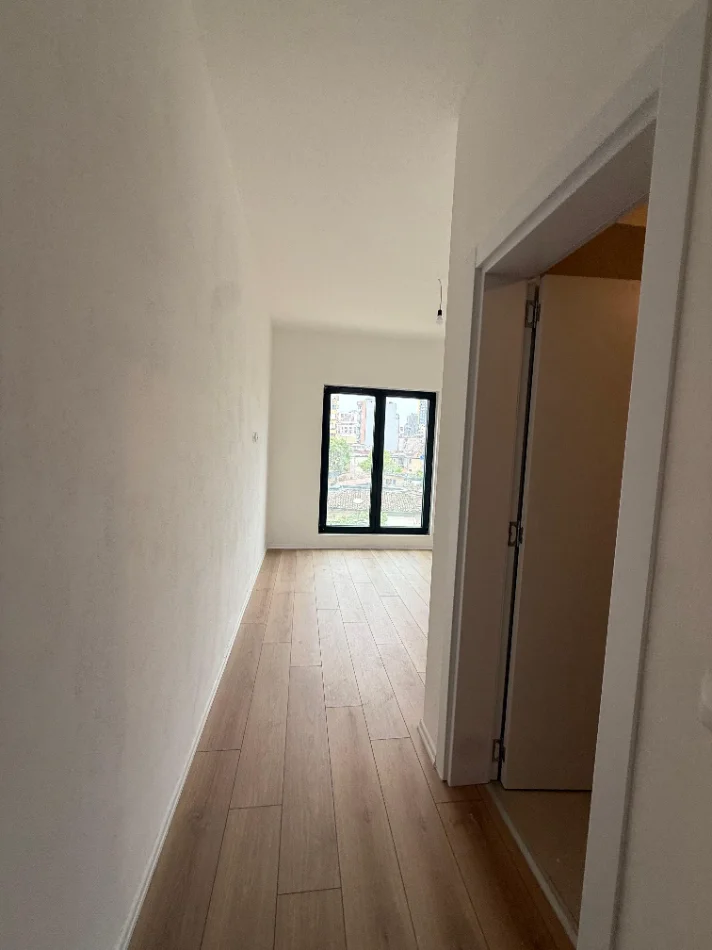 Tirane, jepet me qera apartament 3+1 Kati 2,  100.000 LEKE (RRUGA E BARRIKADAVE)