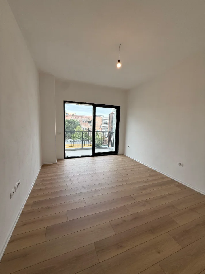 Tirane, jepet me qera apartament 3+1 Kati 2,  100.000 LEKE (RRUGA E BARRIKADAVE)