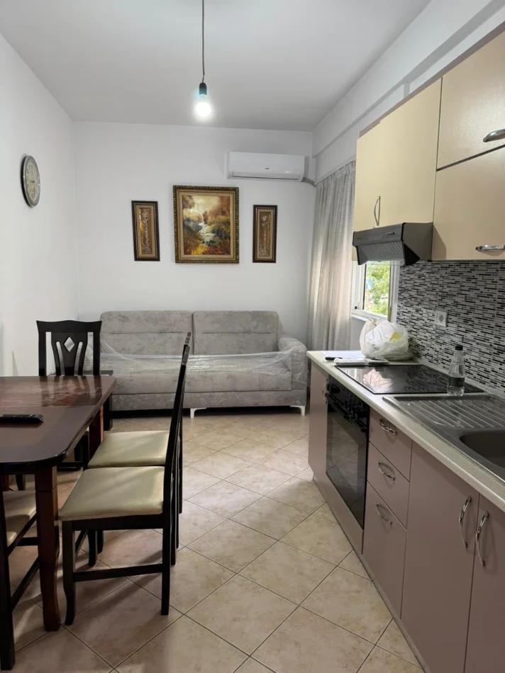 Tirane, jepet me qera apartament 1+1 Kati 2, 55 m² 500 € (Komuna Parisit)