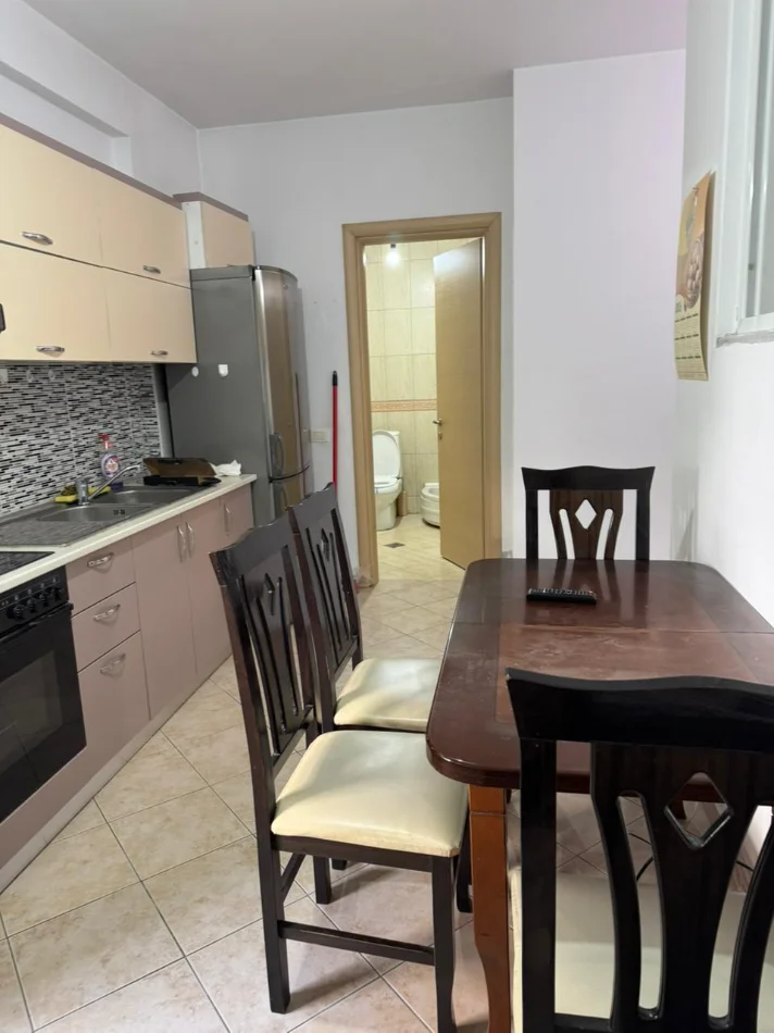Tirane, jepet me qera apartament 1+1 Kati 2, 55 m² 500 € (Komuna Parisit)