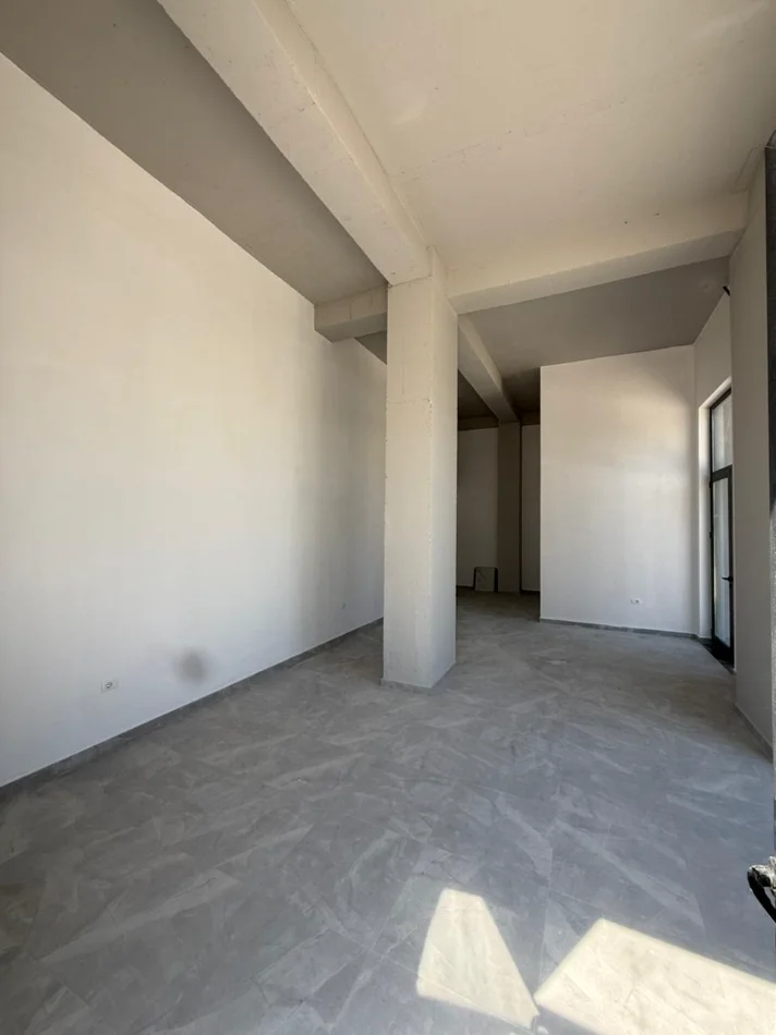 Tirane, jepet me qera dyqan Kati 0, 60 m² 600 € (Kompleksi Jolla)