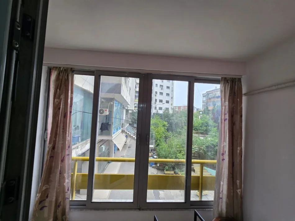 Tirane, jepet me qera apartament 2+1 Kati 2, 110 m² 550 € (PRANE PALLATIT ME SHIGJETA)