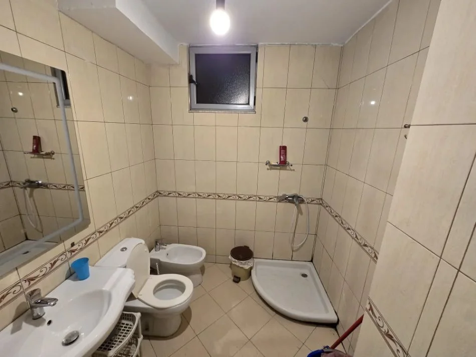 Tirane, jepet me qera apartament 2+1 Kati 2, 110 m² 550 € (PRANE PALLATIT ME SHIGJETA)