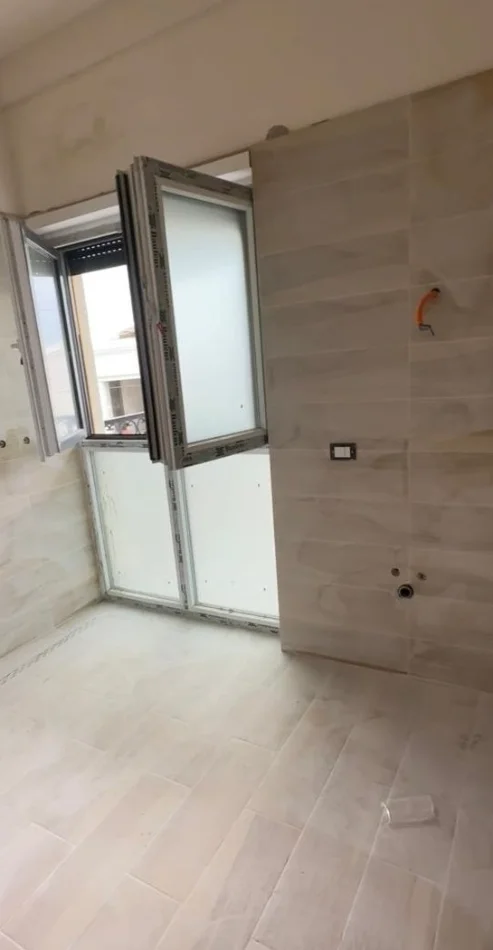 Tirane, shitet apartament 1+1 Kati 2, 77 m² 120.000 € 