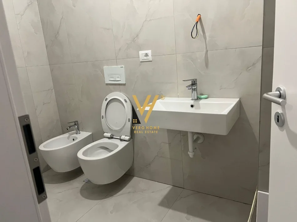 Tirane, jepet me qera apartament 1+1+Ballkon Kati 3, 60 m² 400 € (FRESKU)