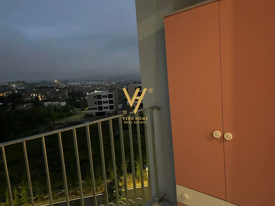 Tirane, jepet me qera apartament 1+1+Ballkon Kati 3, 60 m² 400 € (FRESKU)