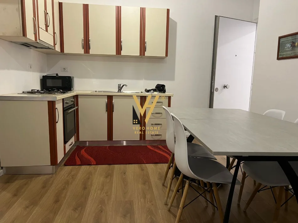 Tirane, jepet me qera apartament 1+1+Ballkon Kati 3, 60 m² 400 € (FRESKU)