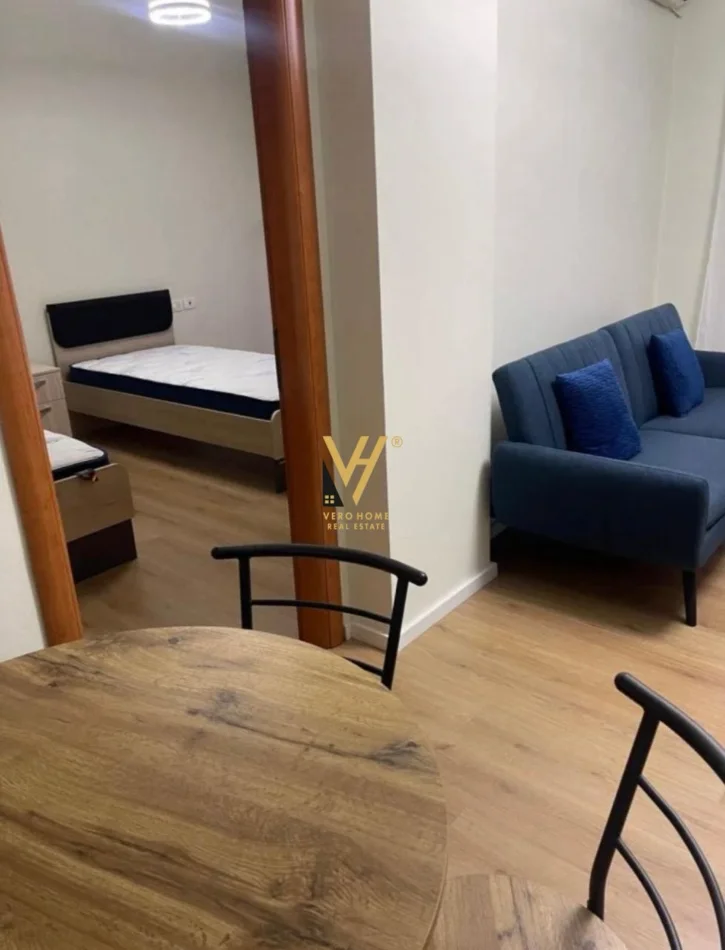 Tirane, jepet me qera apartament 1+1+Ballkon Kati 5, 63 m² 600 € (KOMUNA E PARISIT)