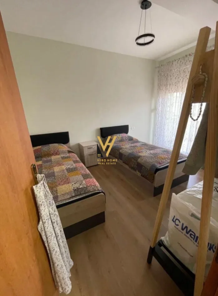 Tirane, jepet me qera apartament 1+1+Ballkon Kati 5, 63 m² 600 € (KOMUNA E PARISIT)