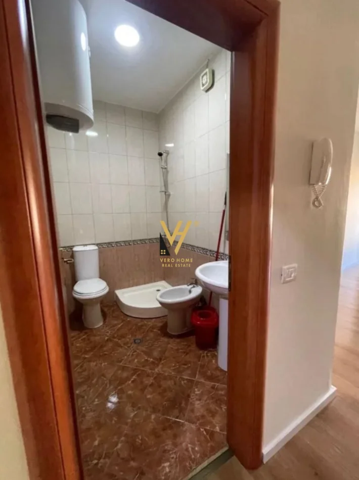 Tirane, jepet me qera apartament 1+1+Ballkon Kati 5, 63 m² 600 € (KOMUNA E PARISIT)