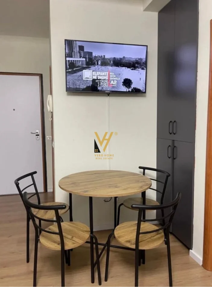 Tirane, jepet me qera apartament 1+1+Ballkon Kati 5, 63 m² 600 € (KOMUNA E PARISIT)