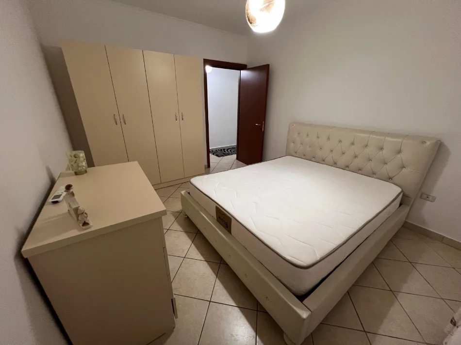 Tirane, jepet me qera apartament 2+1 Kati 4, 86 m² 650 € (Komuna Parisit)