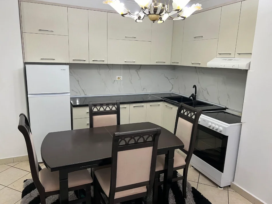 Tirane, jepet me qera apartament 2+1 Kati 4, 86 m² 650 € (Komuna Parisit)